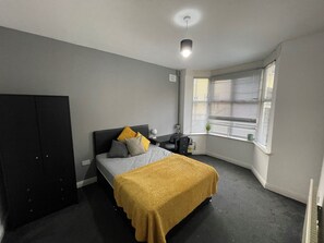 5 Schlafzimmer, Schreibtisch, WLAN, Bettwäsche