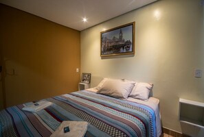Habitación básica doble | Cortinas opacas, wifi gratis, ropa de cama