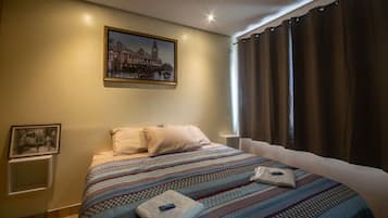 Quarto casal básico | Cortinas blackout, Wi-Fi de cortesia, roupa de cama