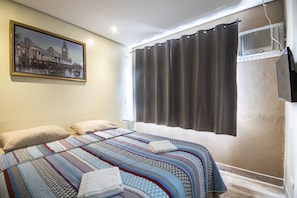 Quarto casal básico | Cortinas blackout, Wi-Fi de cortesia, roupa de cama