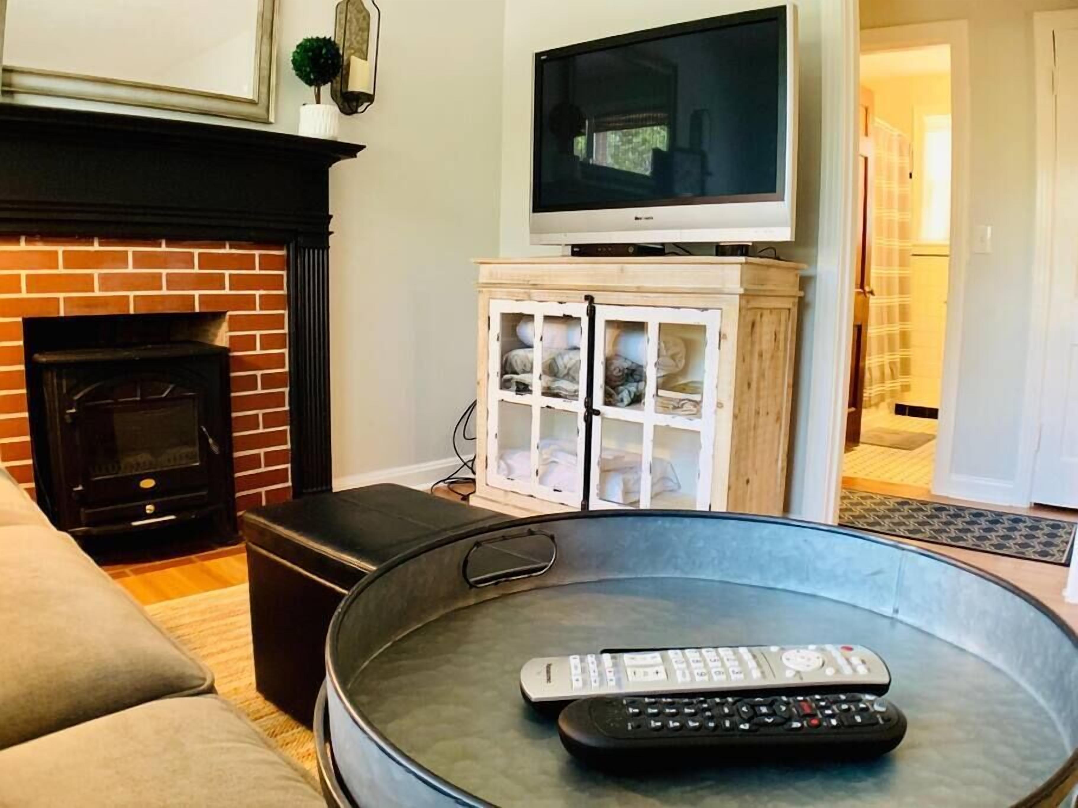 Fairgrounds Playground - WeHo - 1bd 1ba