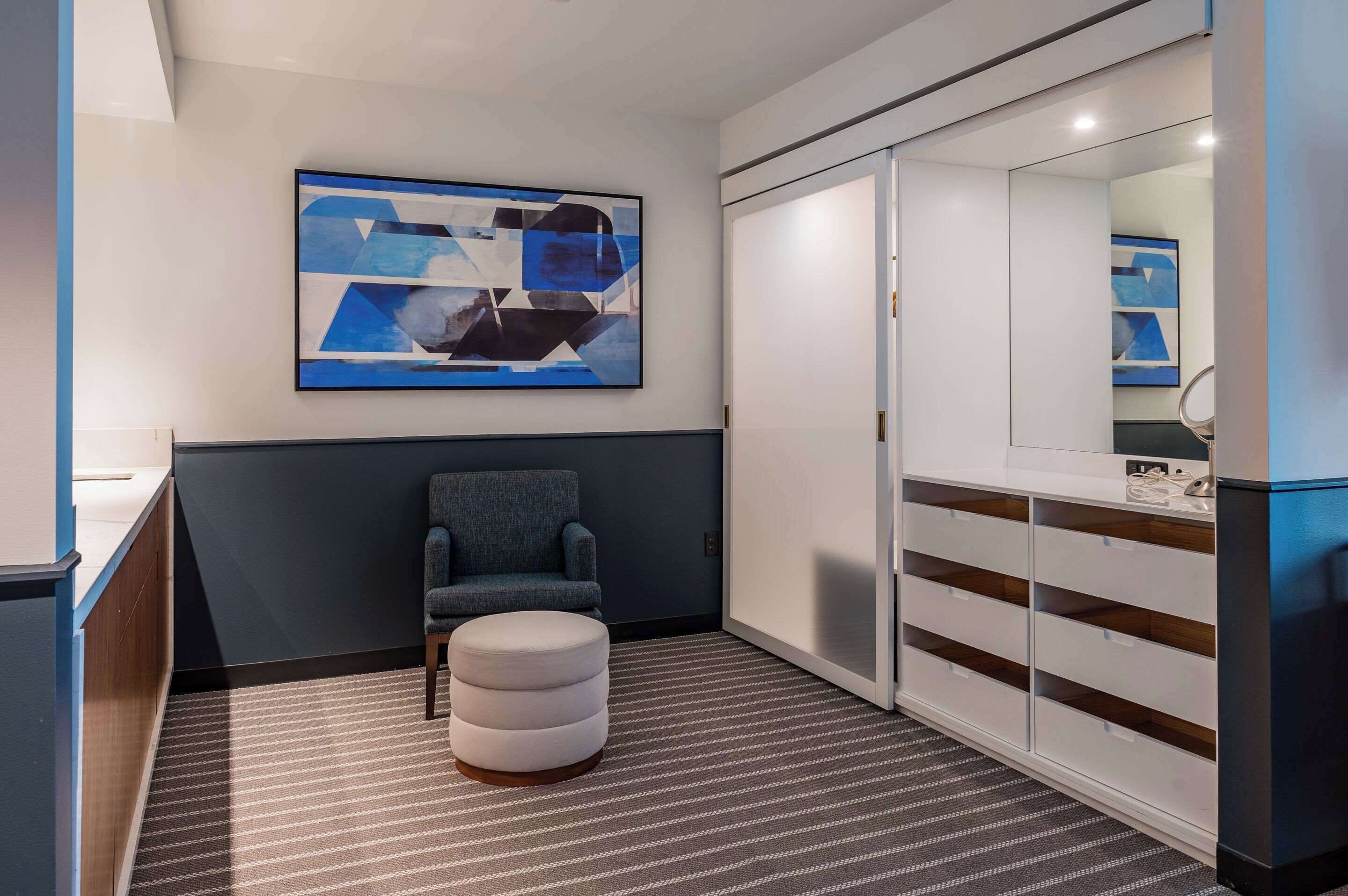 standard room, 1 king bed, non smoking | 1 bedroom, in-room safe, free cots/infant beds, free rollaway beds