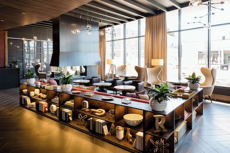 Lobby. Cambria Hotel Boston Somerville