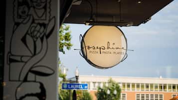 Un letrero de restaurante con el nombre 'Josephine Pizza Pasta Plates' y una señal de calle que indica 'Laurel St'.