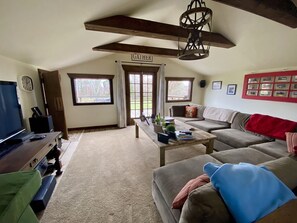 Älytelevisio, takka, kirjoja, stereot