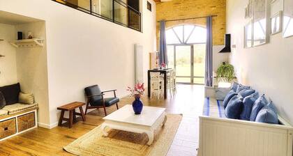 Loft in the heart of the vineyards in a former Chai dating from 1815