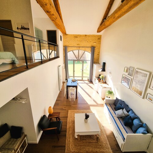 Loft in the heart of the vineyards in a former Chai dating from 1815