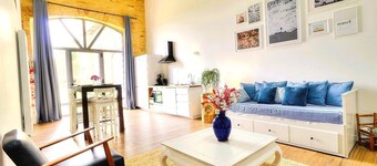 Loft in the heart of the vineyards in a former Chai dating from 1815