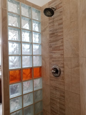 Chuveiro, toalhas de banho, sabonete, shampoo