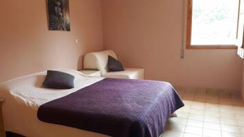 2 dormitorios, tabla de planchar con plancha, wifi gratis y ropa de cama