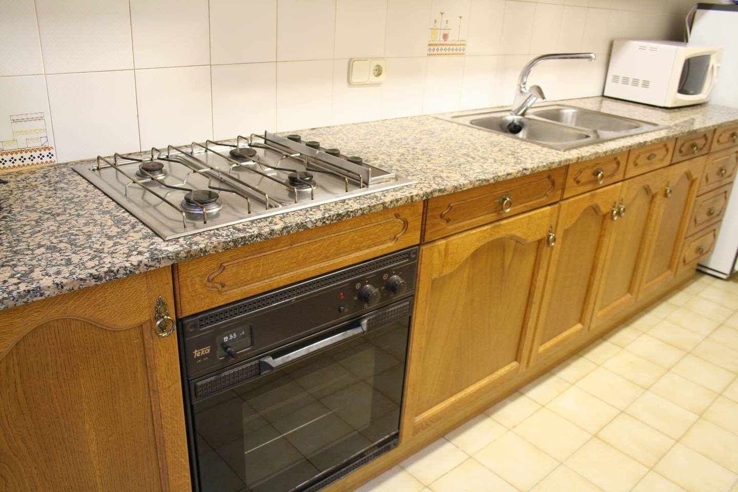 Frigorífico, microondas, horno y tostadora
