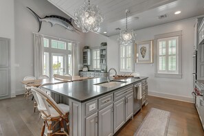 Frigorífico, microondas, placa de cocina y lavavajillas