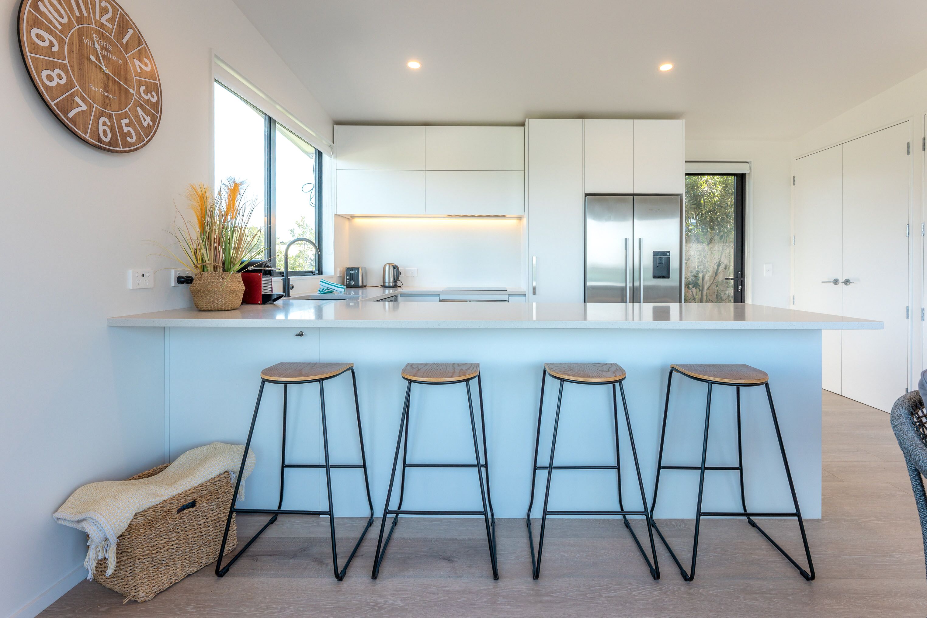 Estudio Deluxe | Cocina privada | Frigorífico, horno, placa de cocina y hervidor eléctrico