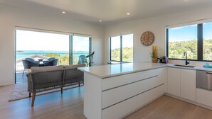 Una cucina moderna con ampie finestre, una zona pranzo con vista e un balcone.