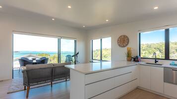 Estudio Deluxe | Zona de estar | Una televisión de pantalla plana, Netflix, servicios de streaming