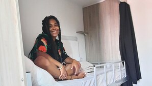 A bunk bed room with a wooden wardrobe, a black curtain, and a tiled floor. - Soul do Mar Hostel (Cabo Frio)