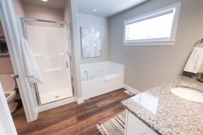 Combined shower/tub, hair dryer, towels