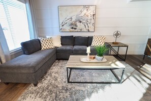 TV - 255 - Bear Lake Escapes. Newly built with fun accent walls! (Garden City)