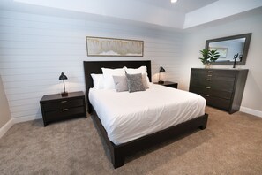 3 bedrooms, iron/ironing board, WiFi, bed sheets - 255 - Bear Lake Escapes. Newly built with fun accent walls! (Garden City)