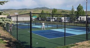 Sports court - 237 - Bear Lake Escapes: Sandy Bottoms. Beautiful 4 bed/3 bath townhome (Garden City)