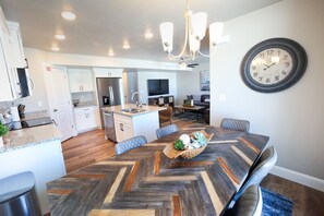 Dining - 237 - Bear Lake Escapes: Sandy Bottoms. Beautiful 4 bed/3 bath townhome (Garden City)