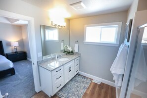 Shower, hair dryer, towels - 237 - Bear Lake Escapes: Sandy Bottoms. Beautiful 4 bed/3 bath townhome (Garden City)