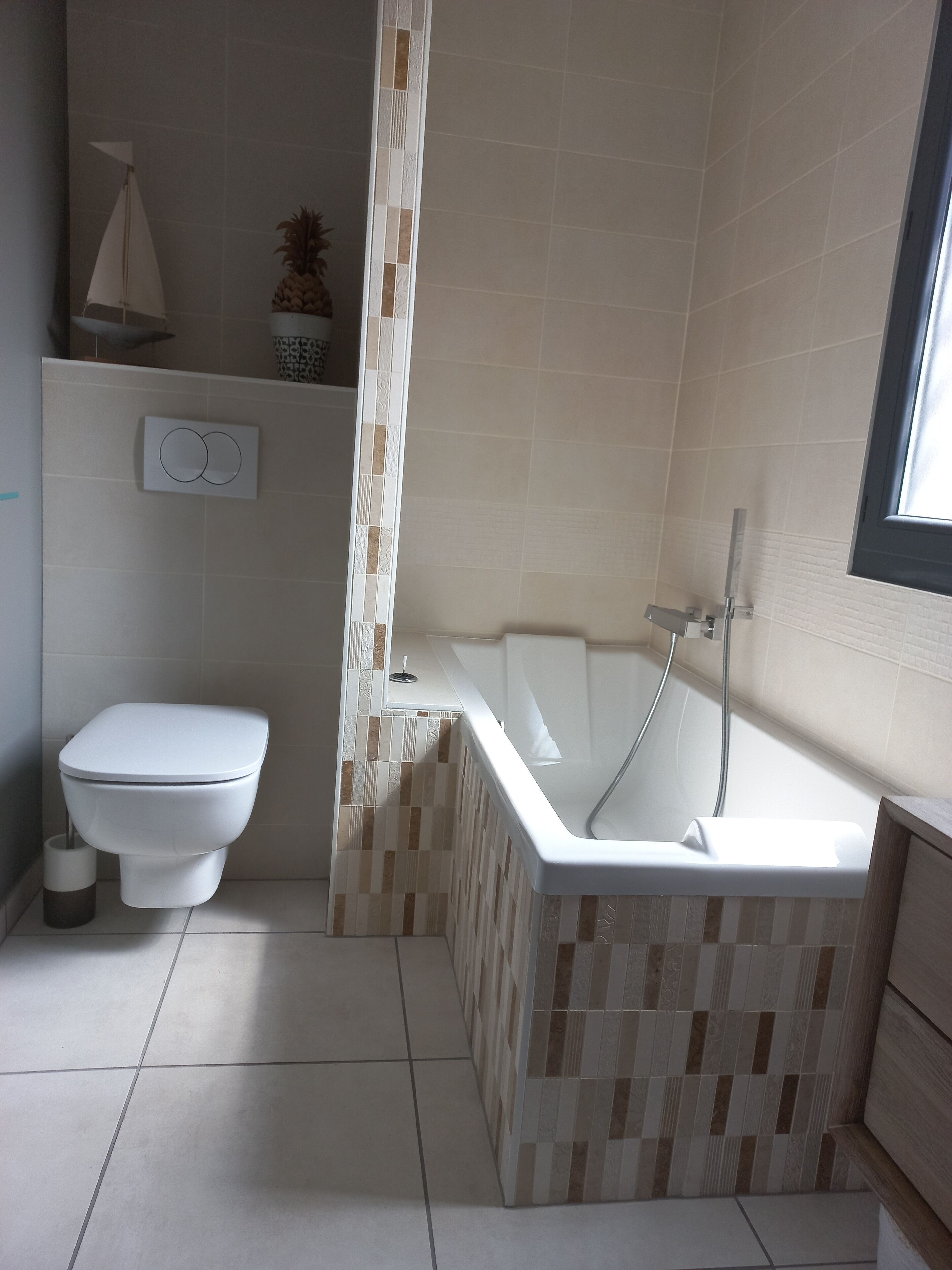 Ducha y bañera combinadas, secador de pelo, toallas y jabón