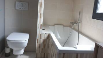 Ducha y bañera combinadas, secador de pelo, toallas y jabón