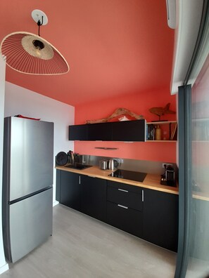 Kühlschrank, Mikrowelle, Herdplatte, Geschirrspüler