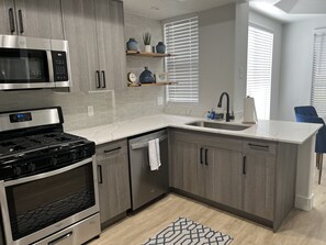 Frigorifero, microonde, forno, piano cottura