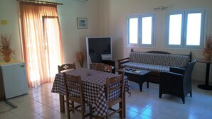 Quarto quádruplo standard | Área de estar | TV de tela plana 22 polegadas com canais digitais, TV