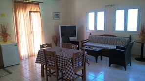 Standard Quadruple Room | Living area | 22-inch flat-screen TV with digital channels, TV - Corfu Dream Holidays (Corfu)