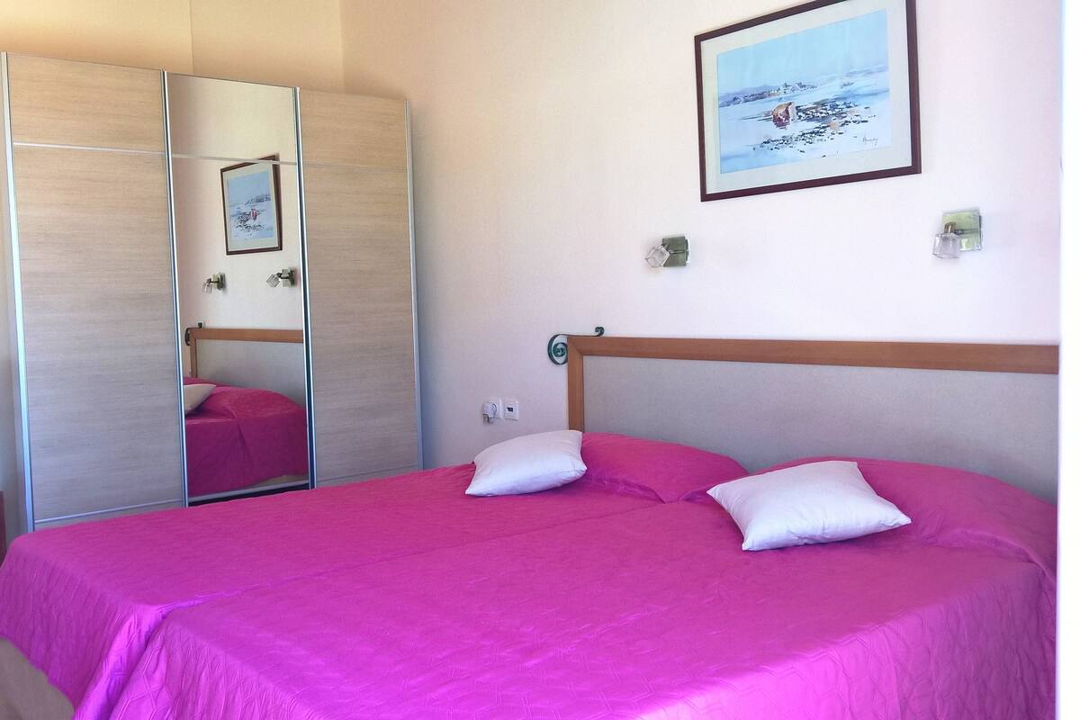 WiFi (free), bed sheets