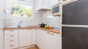 Een koelkast, een magnetron, een kookplaat