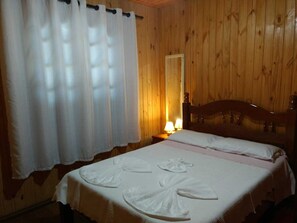 3 bedrooms, free WiFi, bed sheets - It's close to the center, cozy and ideal for resting and sightseeing. (Itatiaia)