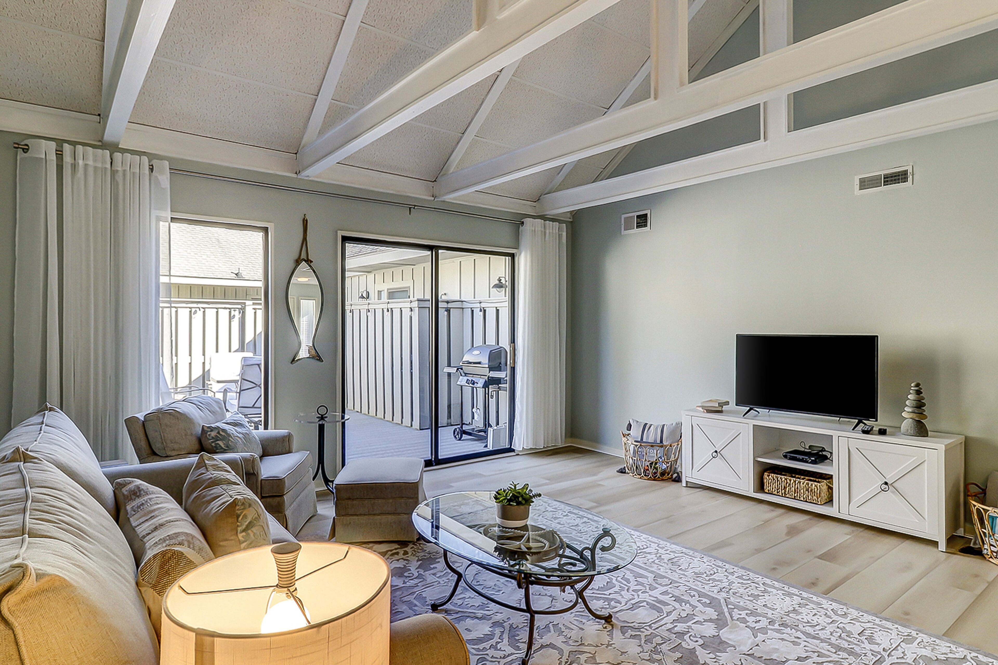 Snowbird-friendly condo with deck, grill, central AC, on-site pool, & free wifi