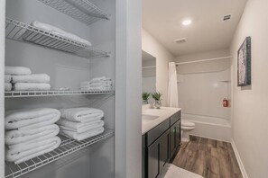 Bathtub, hair dryer - Elegant Modern 3BR New Built Retreat for Fam&Group (Seagoville)