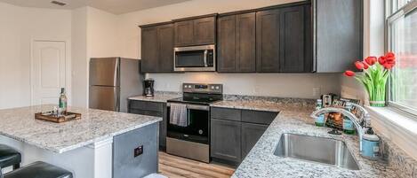 ثلاجة، ميكروويف، فرن، موقد طهي مسطح