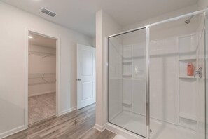 Bathtub, hair dryer - Elegant Modern 3BR New Built Retreat for Fam&Group (Seagoville)