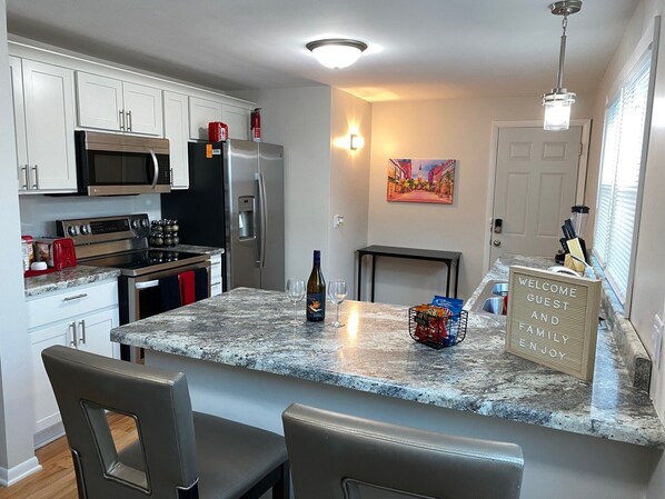 Fridge, microwave, oven, stovetop - Cheers! Pro Cleaned, Self Check In Sleeps 6 (Racine)