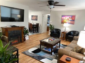 Smart TV, caminetto, videogiochi, videoteca