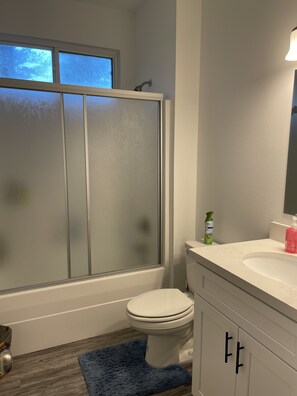 Duschwanne, Handtücher, Seife, Shampoo