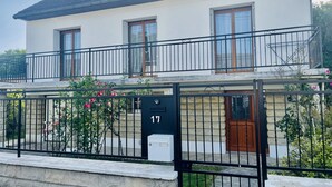 Ein zweistöckiges Haus mit Balkon, Briefkasten und Hausnummer 17.