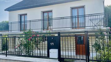 Ein zweistöckiges Haus mit Balkon, Briefkasten und Hausnummer 17.