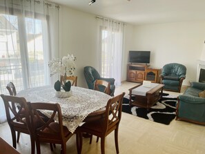 Dining - Pleasant house with garage (Chelles)