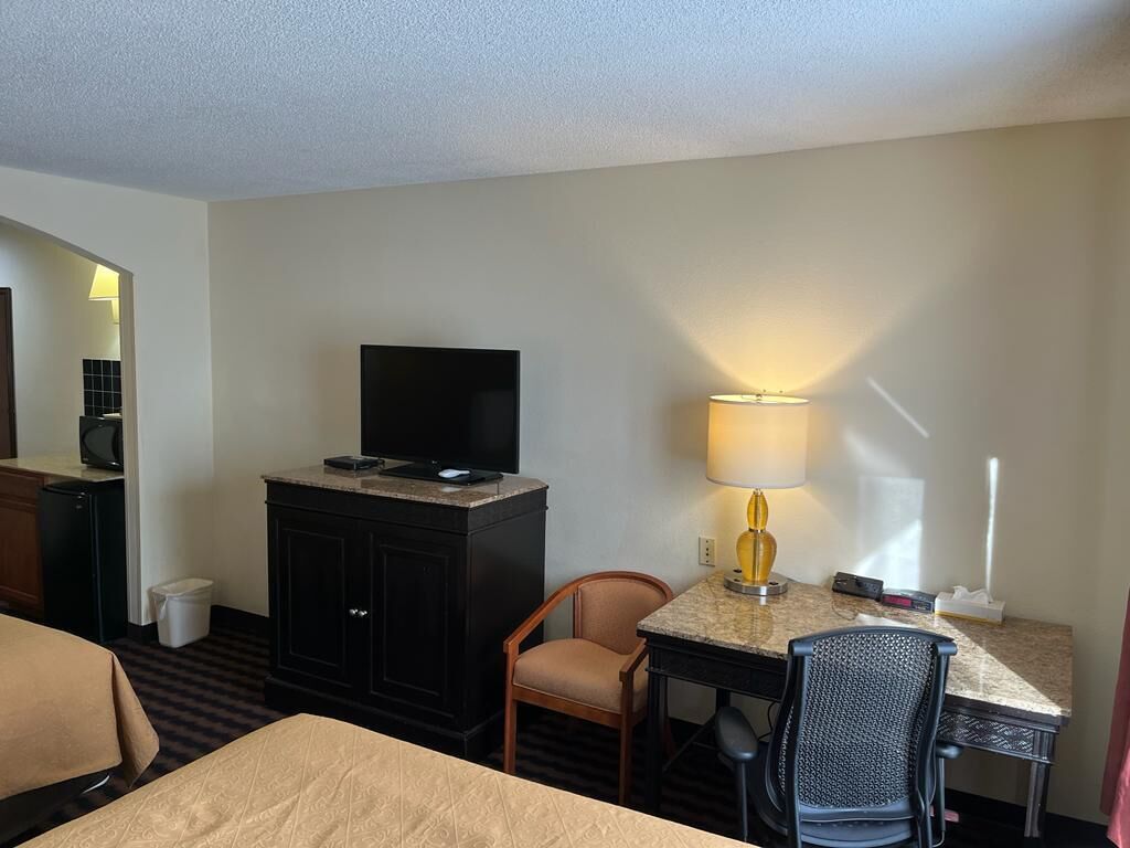 One mile to Hershey Park/Stadium/Giant Center/ Zoo/Hospital attractions