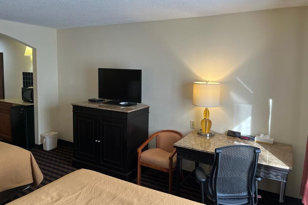 One mile to Hershey Park/Stadium/Giant Center/ Zoo/Hospital attractions