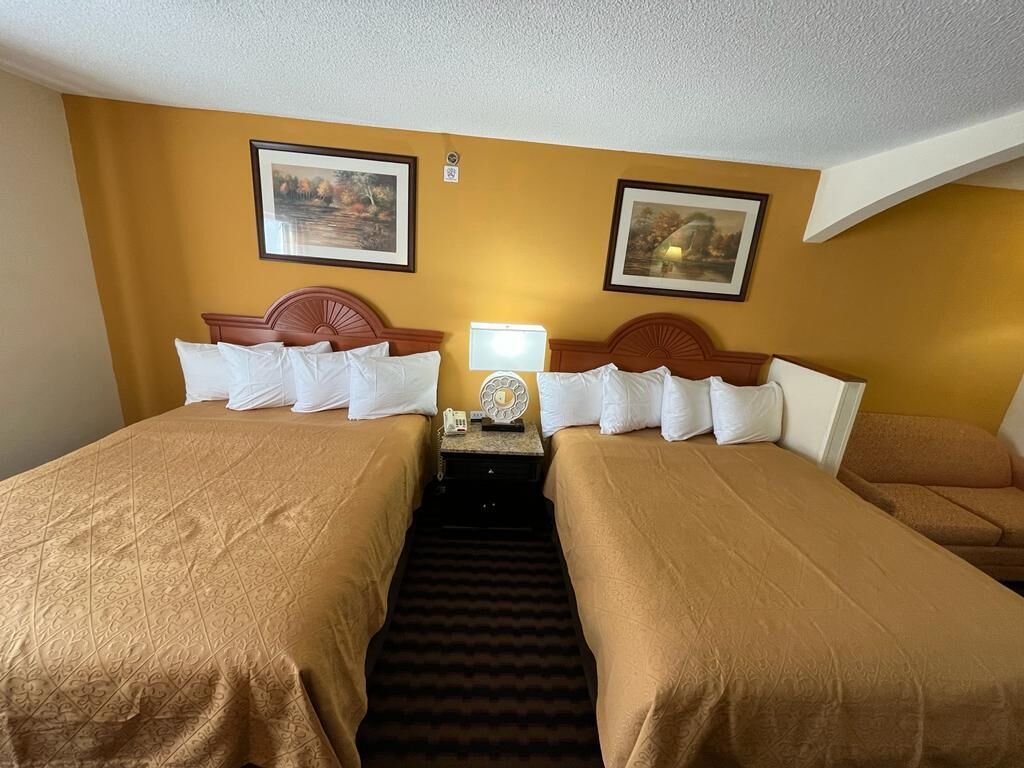 One mile to Hershey Park/Stadium/Giant Center/ Zoo/Hospital attractions