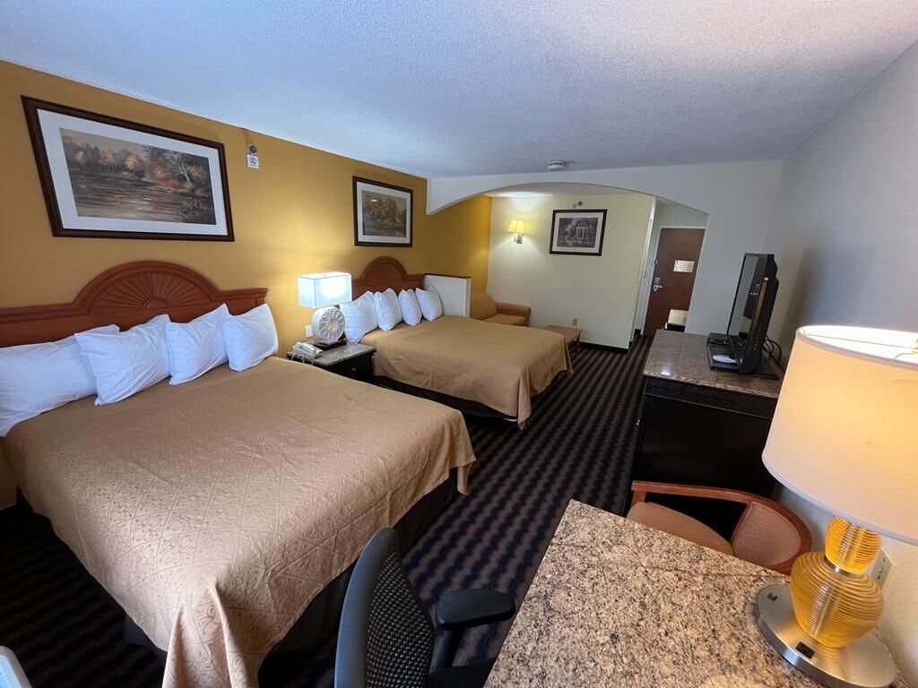 One mile to Hershey Park/Stadium/Giant Center/ Zoo/Hospital attractions