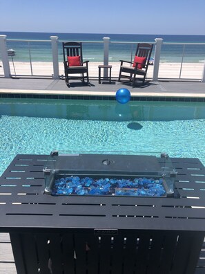 Utomhuspool och uppvärmd pool